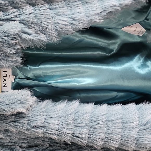 Women's Faux Fur Blue Ice Jacket - Picture 4 of 8